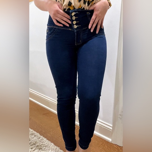 Amazing high rise jeans with four buttons support for great fitting - Picture 2 of 3